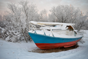 Советы по чистке катера от зимних осадков: эффективные методы и защита корпуса