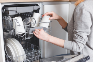 Ополаскиватель для посудомоечной машины: особенности выбора и рейтинг лучших средств